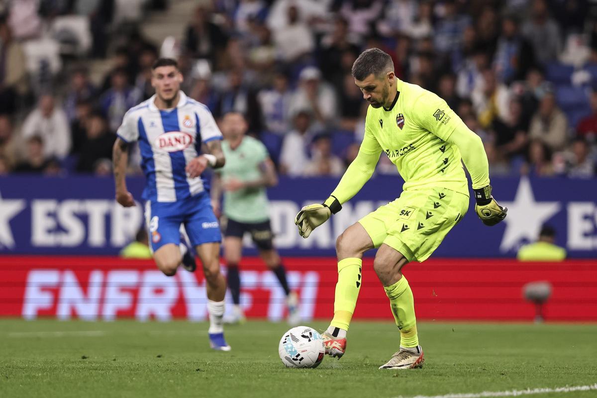 Mathew Ryan, portero del Levante, durante el partido contra el Espanyol en el RCDE Estadium
