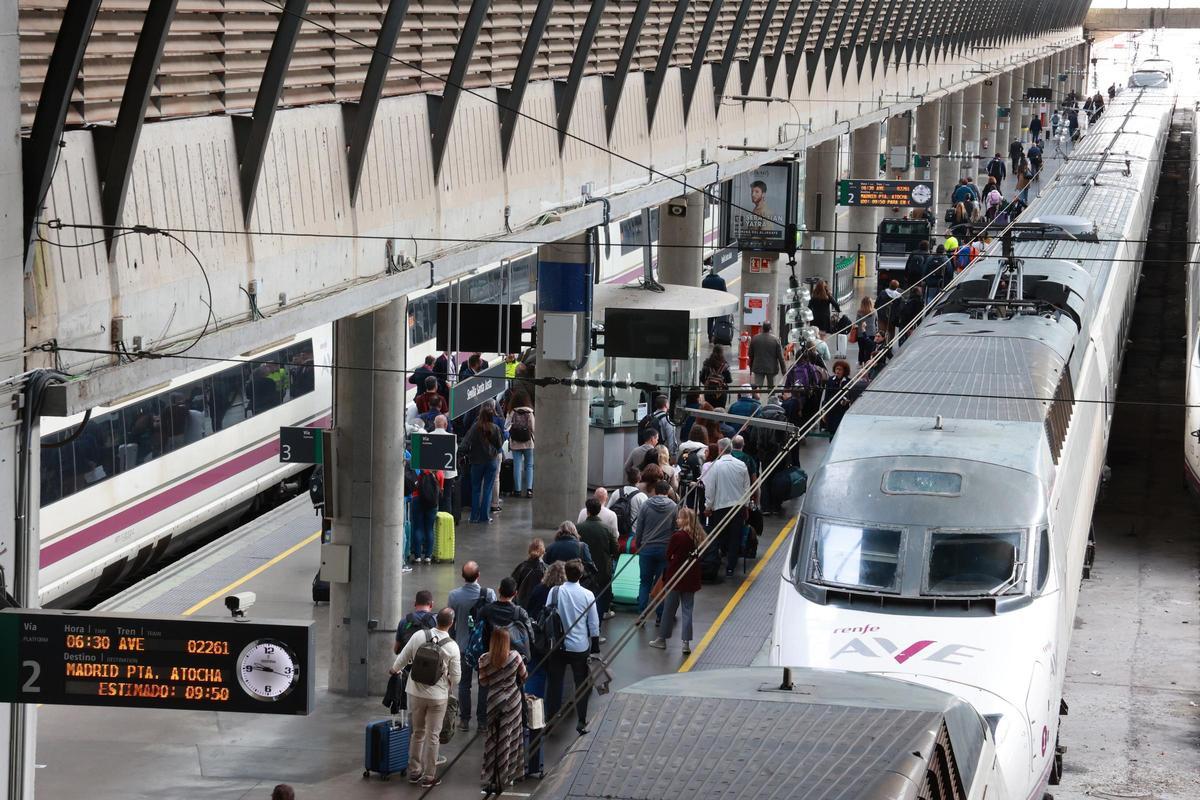 Viajeros en un andén de la estación de trenes de Santa Justa