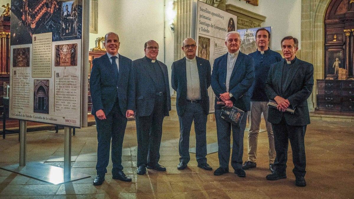 Por la izquierda, tercero y cuarto, respectivamente, el deán de la Catedral de Santiago  y el director de la Fundación Catedral de Santiago, entre más partípes de la presentación.