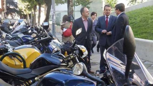 El alcalde, ayer junto a los concejales David Regades y Carlos Font, en Pintor Colmeiro.  // FdV