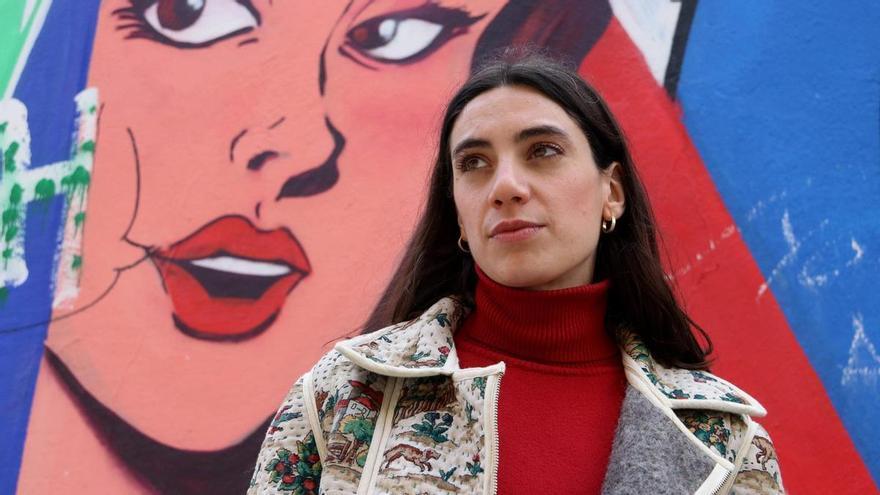L'artista i poeta Juana Dolores es planteja deixar d'escriure en català