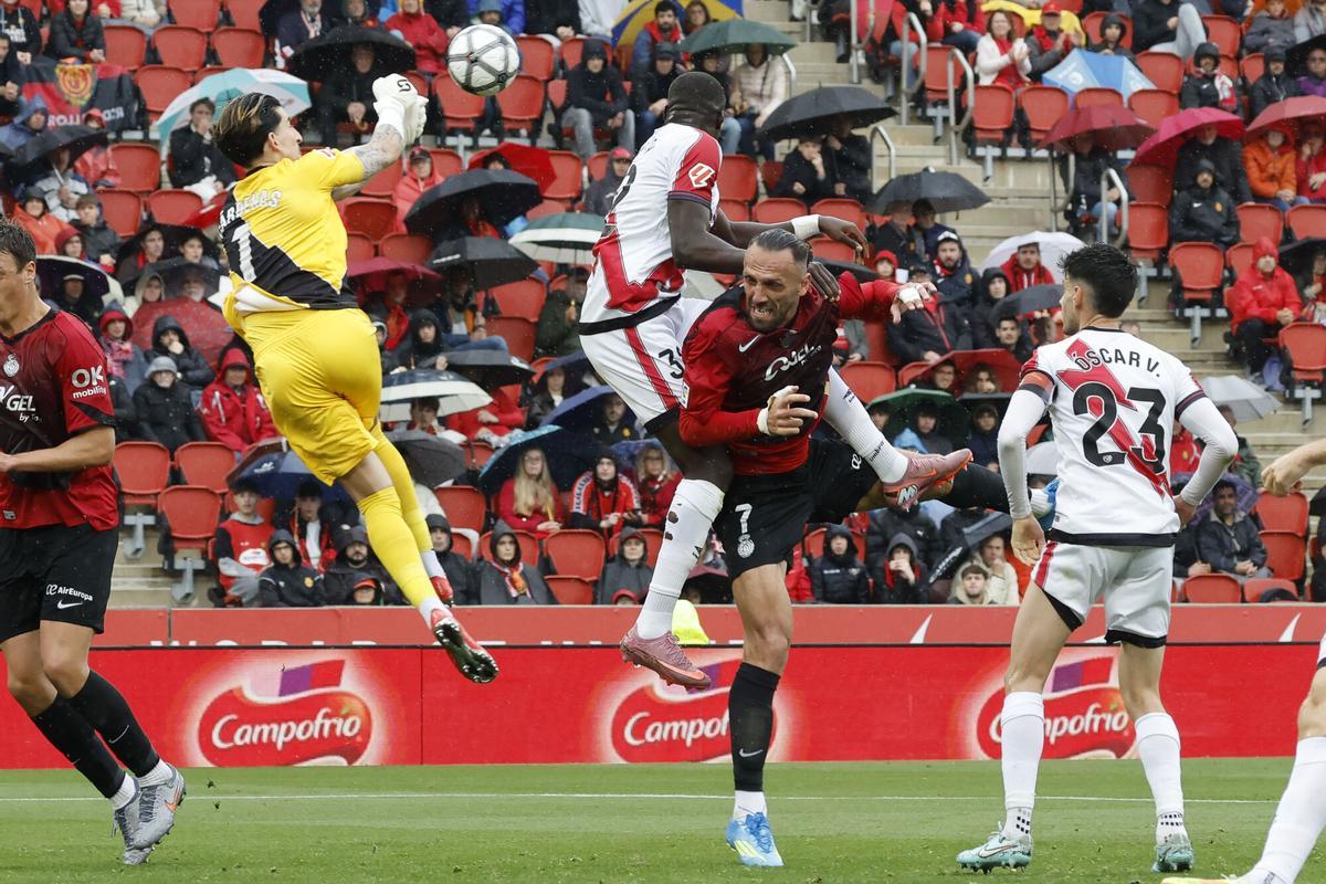Muriqi cabecea un balón en el partido entre el Mallorca y el Rayo en Son Moix.