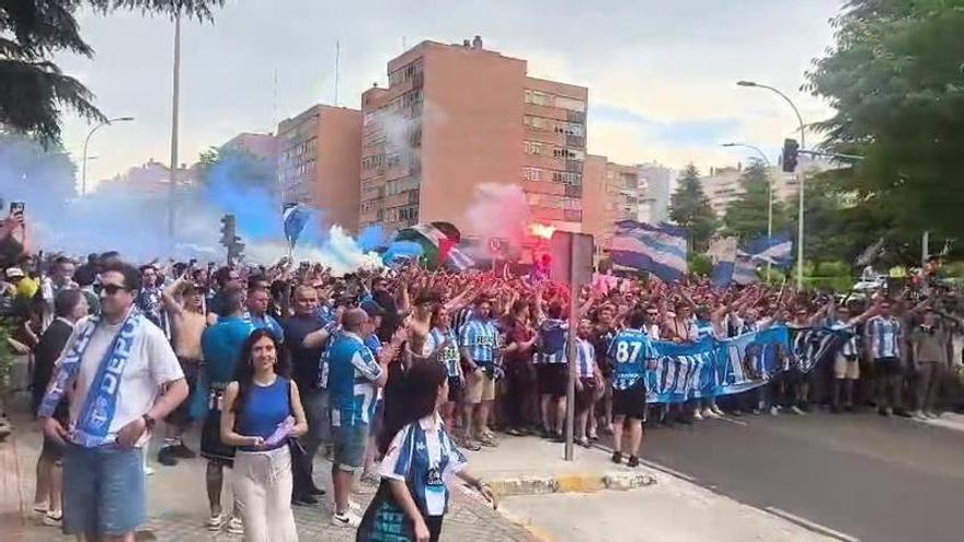 La afición blanquiazul acompaña al Deportivo por las calles de Valladolid