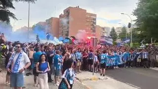 El Deportivo no camina solo en Valladolid: miles de aficionados tiñen de blanco y azul el recorrido hasta el José Zorrilla
