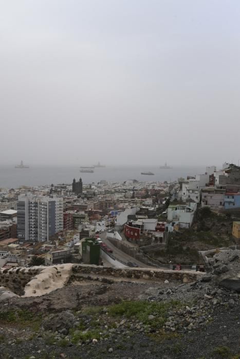 24-02-20 LAS PALMAS DE GRAN CANARIA. DIFERNETES LUGARES. LAS PALMAS DE GRAN CANARIA. METEOROLOGIA. Calima.    Fotos: Juan Castro.