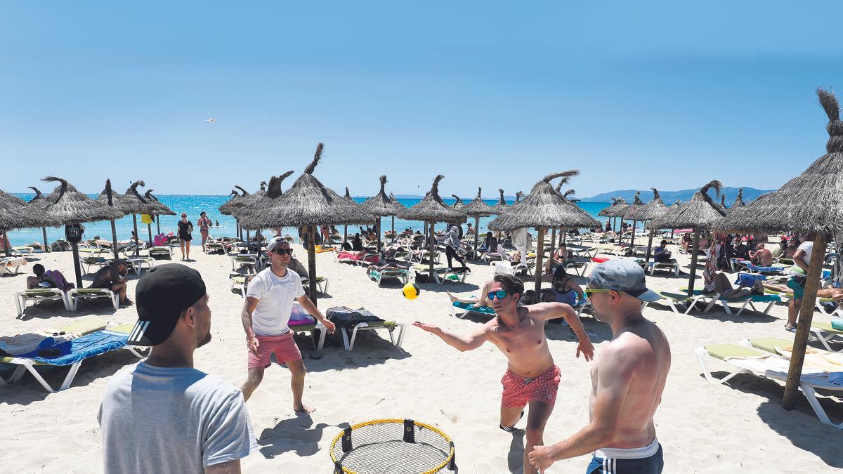 Spikeball an der Playa de Palma.