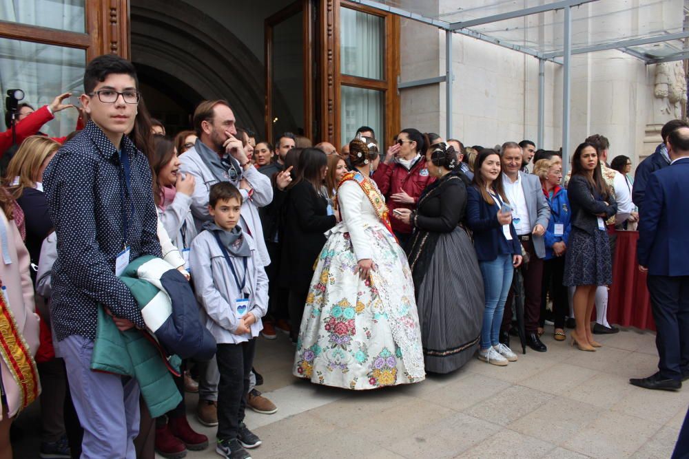 Todos esperando su turno para fotografiarse con las falleras