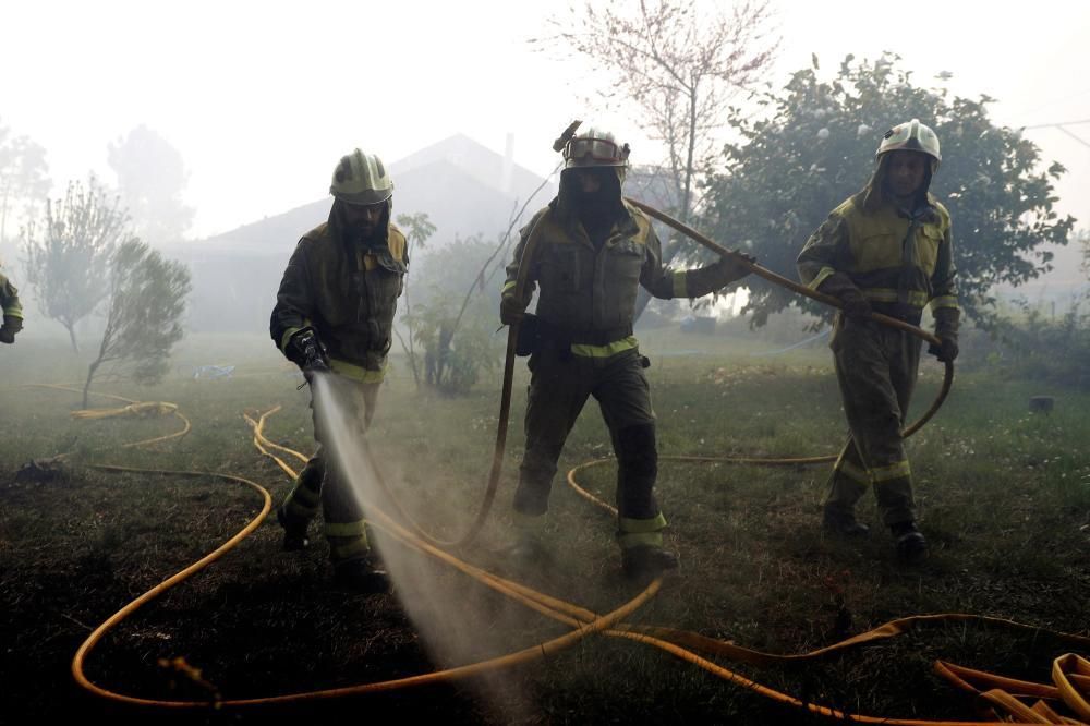 Un instituto y una escuela unitaria han sido desalojados. El fuego ya ha arrasado unas 850 hectáreas.