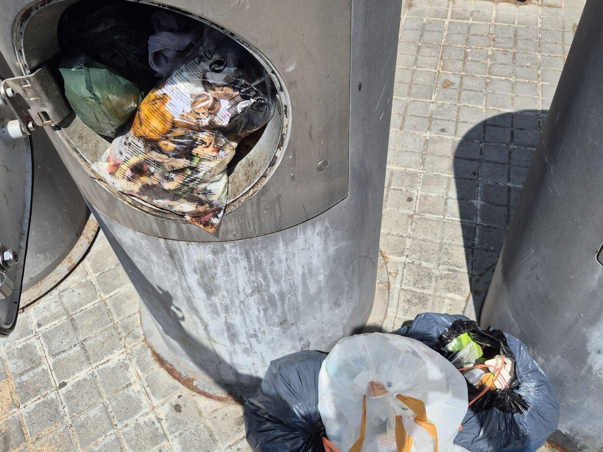 Un buzón de recogida neumática de materia orgánica lleno y desbordado en el Poblenou, este lunes.