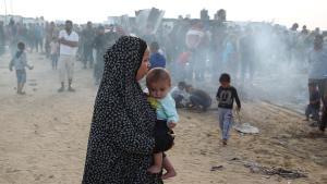 Una mujer observa la desolación tras el ataque al campo de refugiados de Rafah