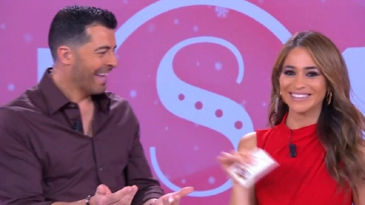 Una presentadora de Telecinco se entera en pleno directo que le ha tocado la lotería: "¡Os tengo que contar una pedazo de noticia!"