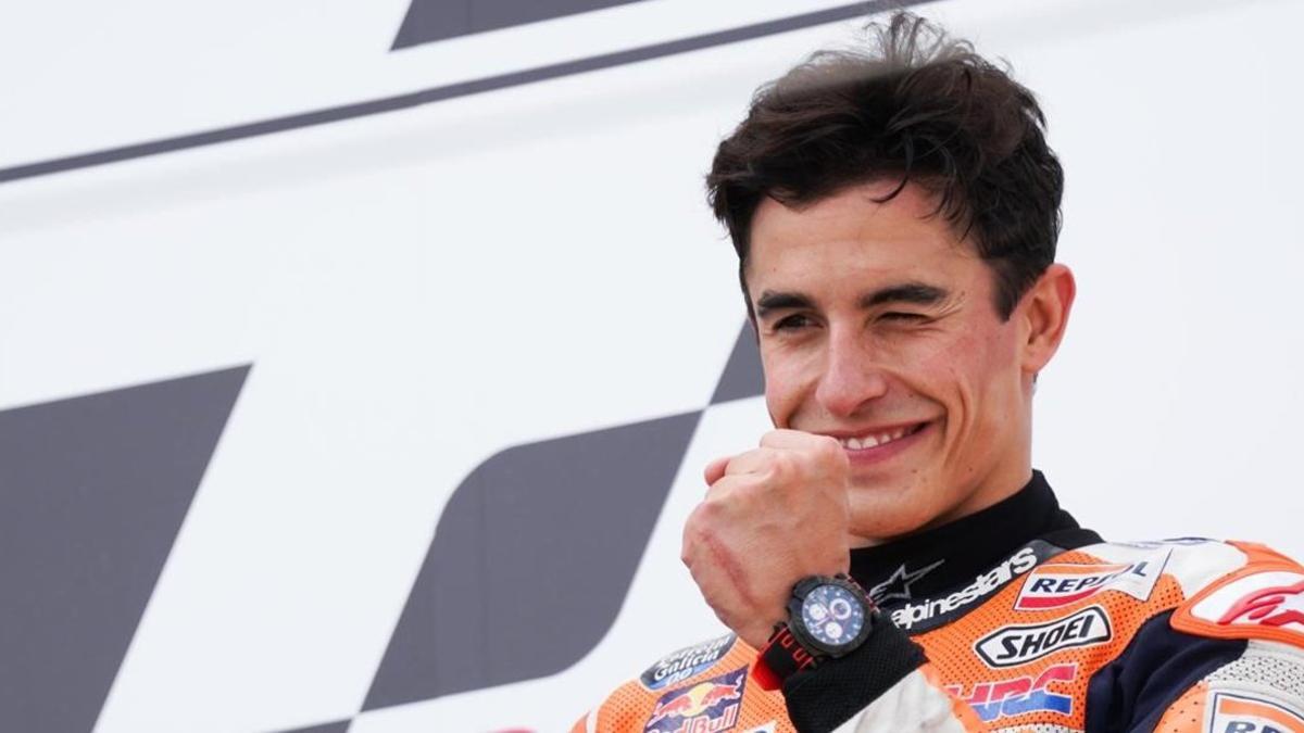 Marc Márquez bromea con algunos miembros de su equipo desde lo alto del podio de Sachsenring (Alemania).