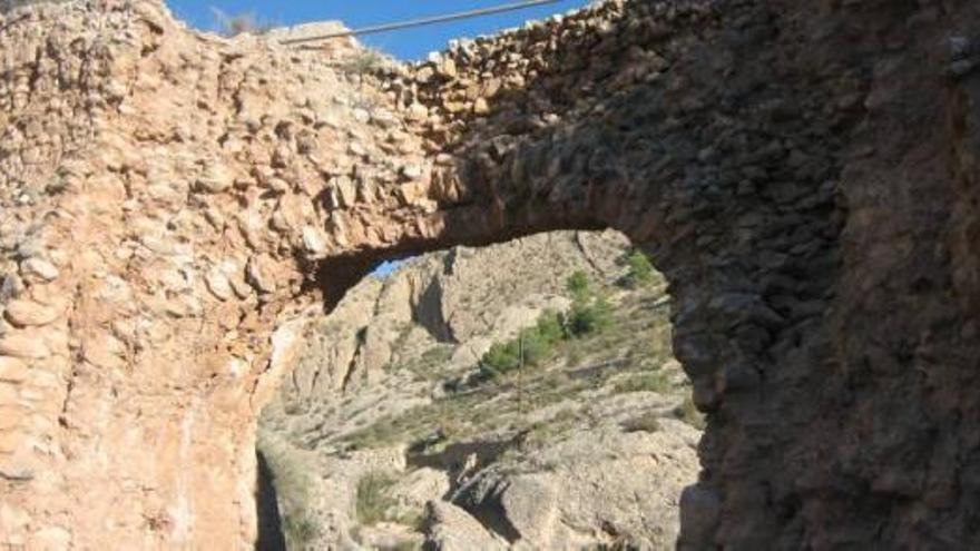 Uno de los puentes más deteriorados en el entorno.