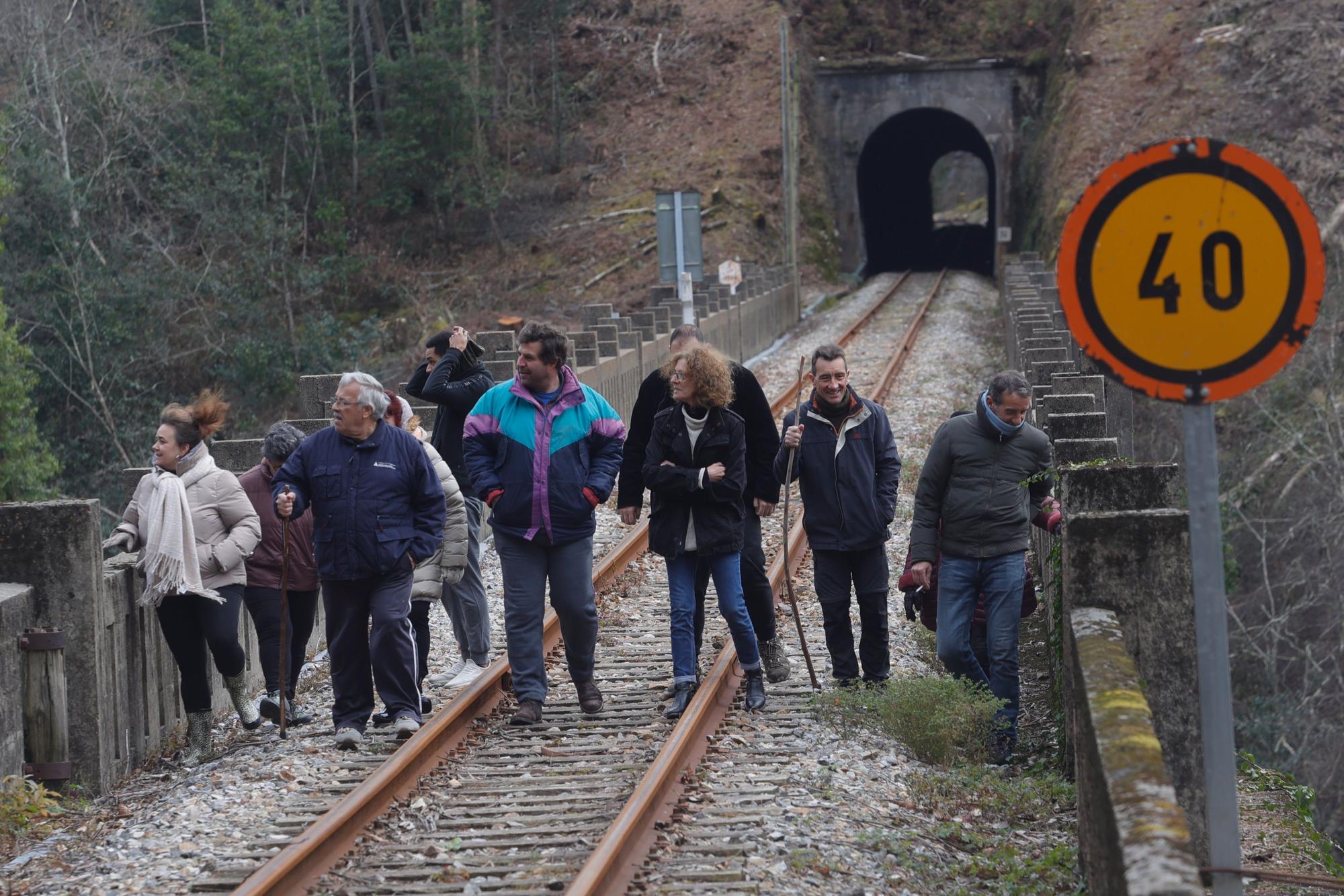 EN IMÁGENES: Un grupo de vecinos de Cudillero protagoniza una "medición irónica" para "informar" a Renfe y Adif de las dimensiones "reales" de un túnel de Feve.