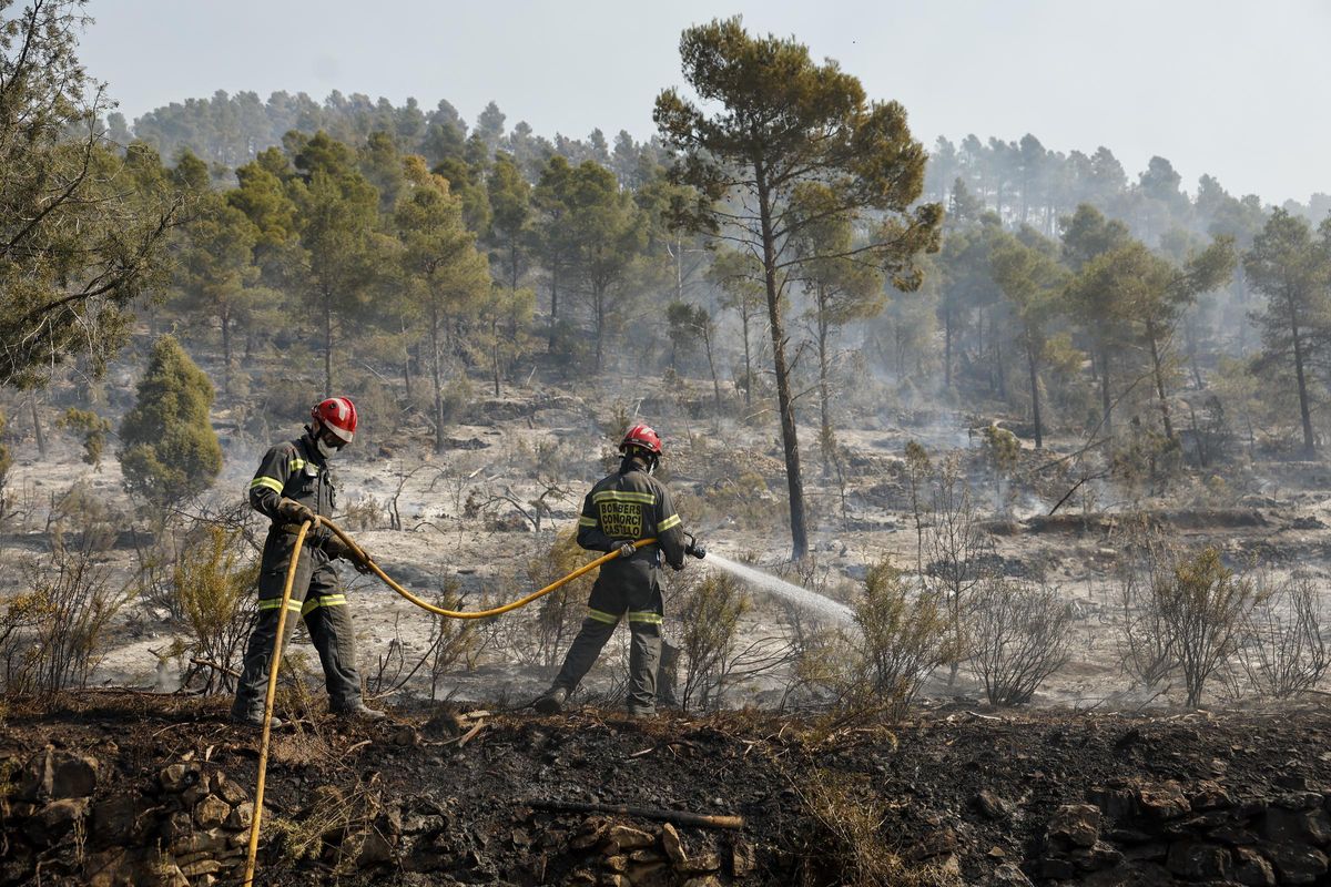 Trabajan en los flancos más críticos del incendio de Castellón pero con tiempo favorable