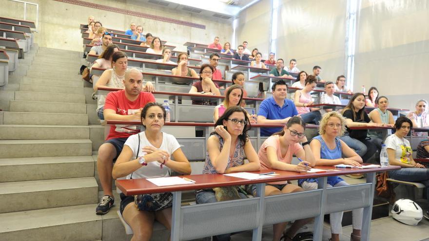 Varios opositores esperan su examen.