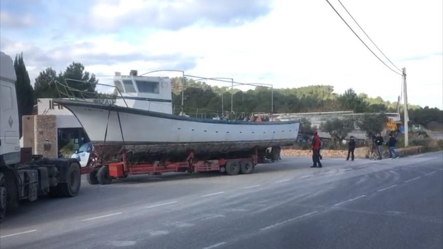 Retiran más barcos almacenados ilegalmente en Cala Tarida