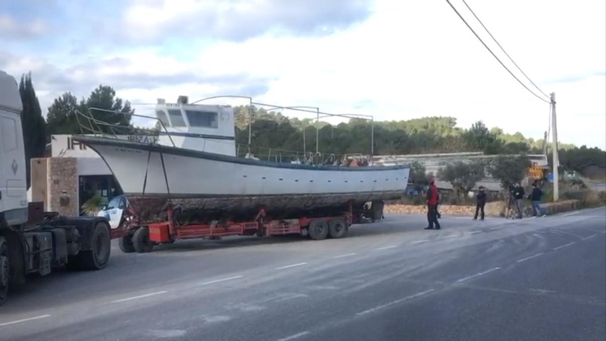 Retiran más barcos almacenados ilegalmente en Cala Tarida