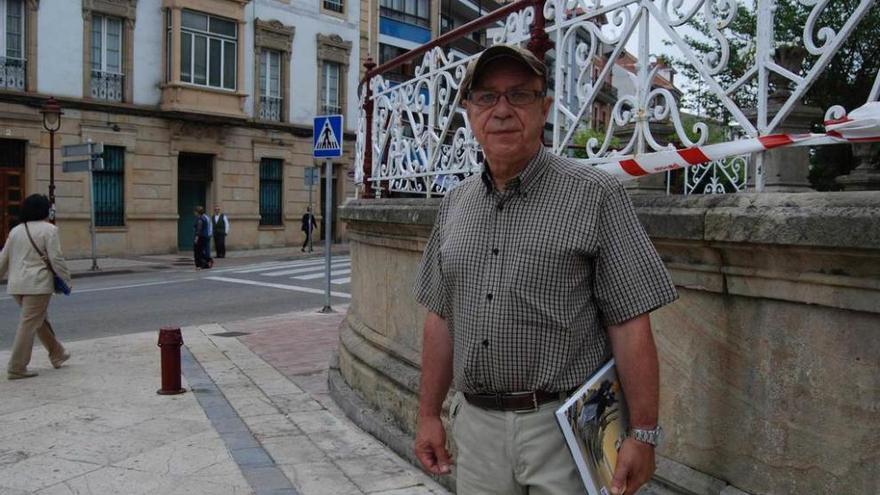 Antonio Roble, en la plaza del Ayuntamiento de Villaviciosa.