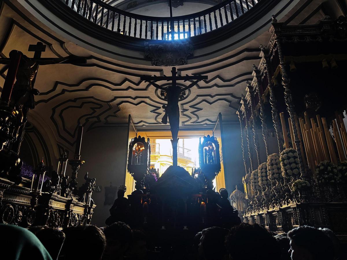 Salida del Cristo de la Vera-Cruz desde el interior de la Iglesia de San Juan