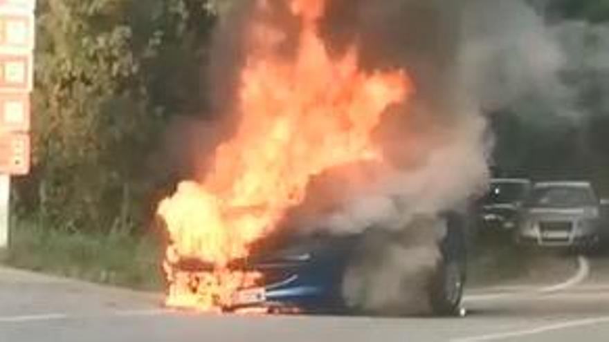 Así ardió en llamas un coche en Catoira