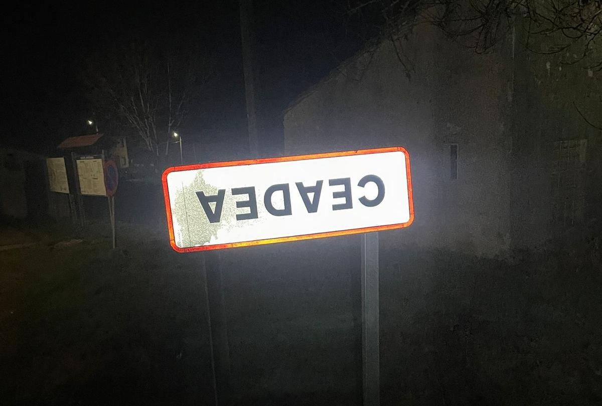 Los pueblos de Zamora, del revés: la protesta de los agricultores que pone "patas arriba" los letreros Los pueblos de Zamora, del revés: la protesta de los agricultores que pone "patas arriba" los letreros