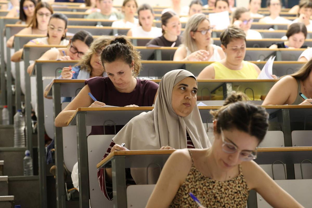 Más de 2.400 aspirantes a maestro se examinan en Córdoba