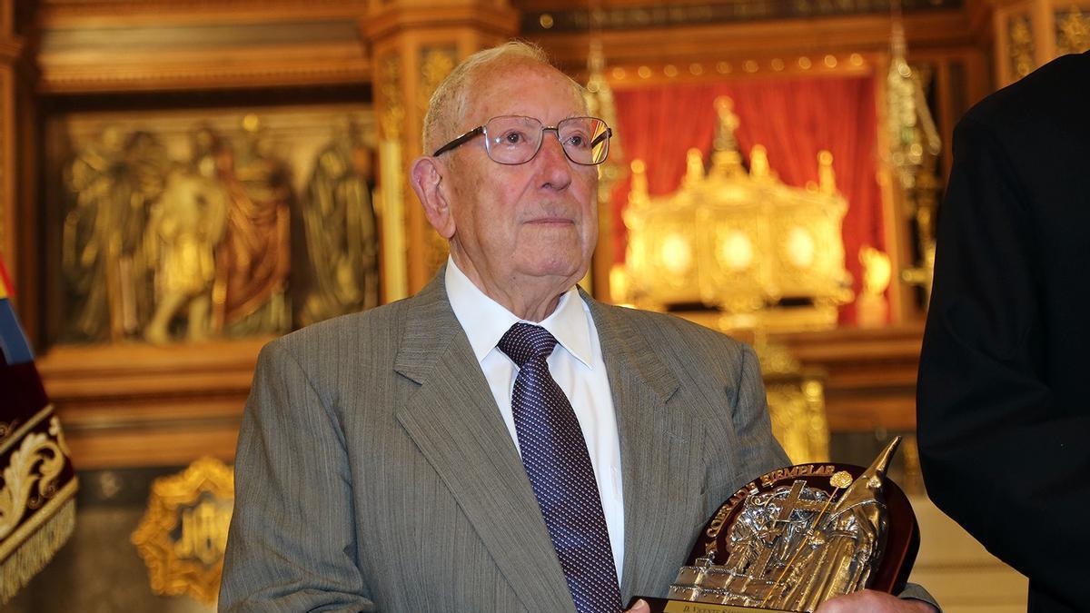 Vicente Sánchez Jiménez, con el premio al Cofrade Ejemplar de Montilla.