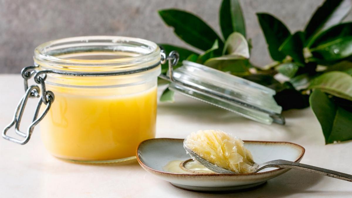 El ghee es una grasa láctea que se obtiene al hervir la mantequilla a fuego lento hasta que se evapora toda el agua.