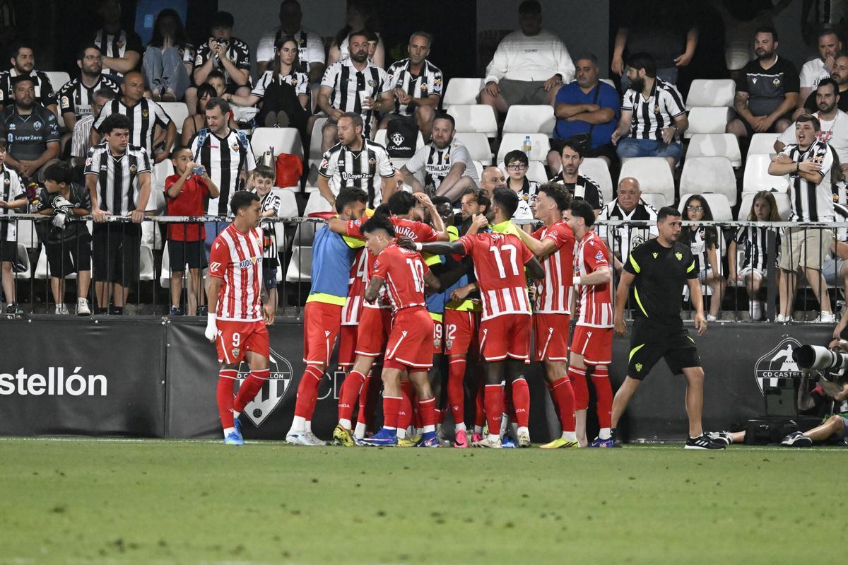 Los jugadores del Almería celebran el gol de Arribas, este sábado en Castalia.
