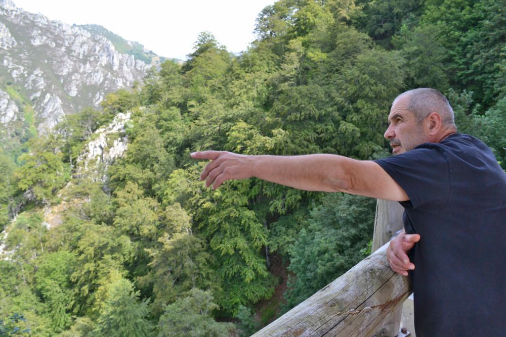 José Manuel Prado enseña el refugio de montaña de Brañagallones