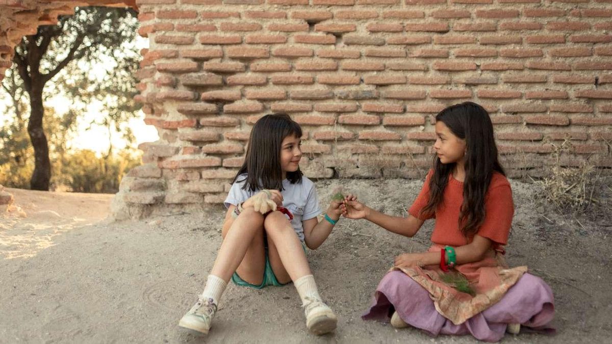 Elena (Alessandra González) y Serezade (Juncal Fernández) en un fotograma de 'La niña de la cabra'.