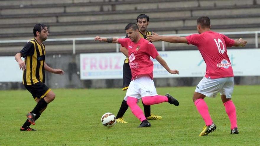 David Feito se dispone a golpear el balón en un instante de la cita disputada ayer entre Pontevedra y Ribadumia.