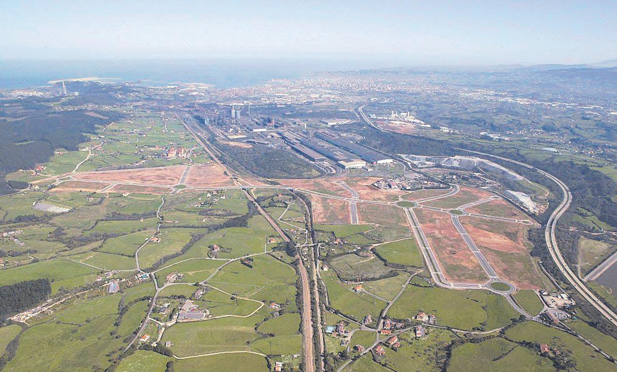 Vista aérea de los terrenos de la Zalia, con la factoría de ArcelorMittal a continuación y Gijón y El Musel al fondo.