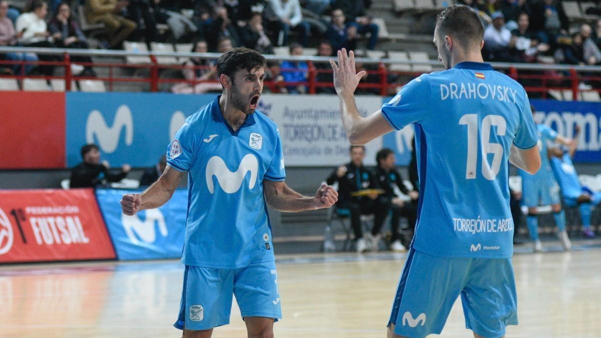 Rubi Lemos celebra un gol del Movistar Inter con su compañero Drahovsky