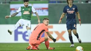 El error de Leno que supuso el 1-0 para el Rapid Viena: gol de Fountas