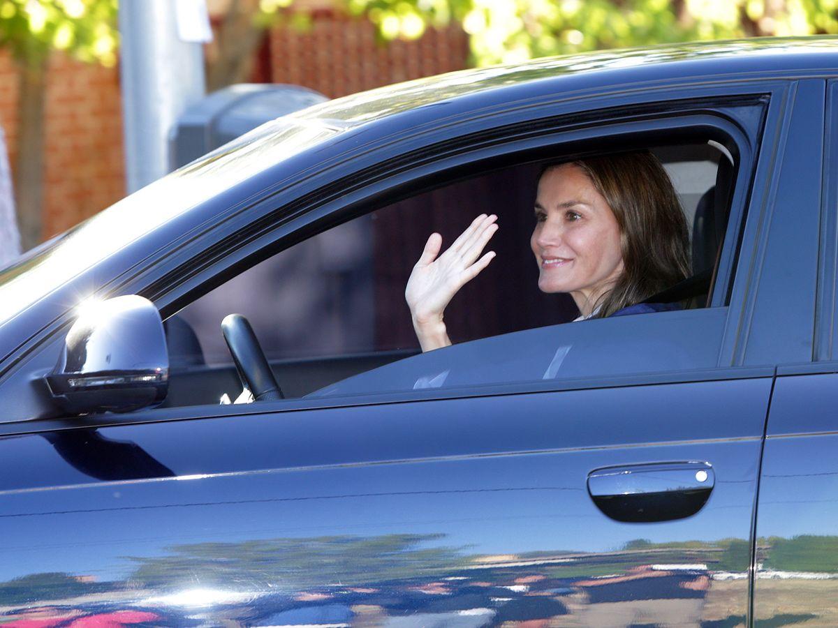 La Reina Letizia acompaña a sus hijas en el primer día de colegio