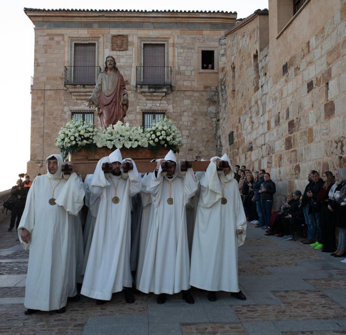 El Cristo de Luz y Vida, baja la cuesta. | Ana Burrieza