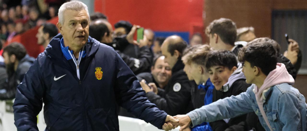 Javier Aguirre, técnico del Mallorca, saluda a los aficionados del Autol durante el partido de Copa.