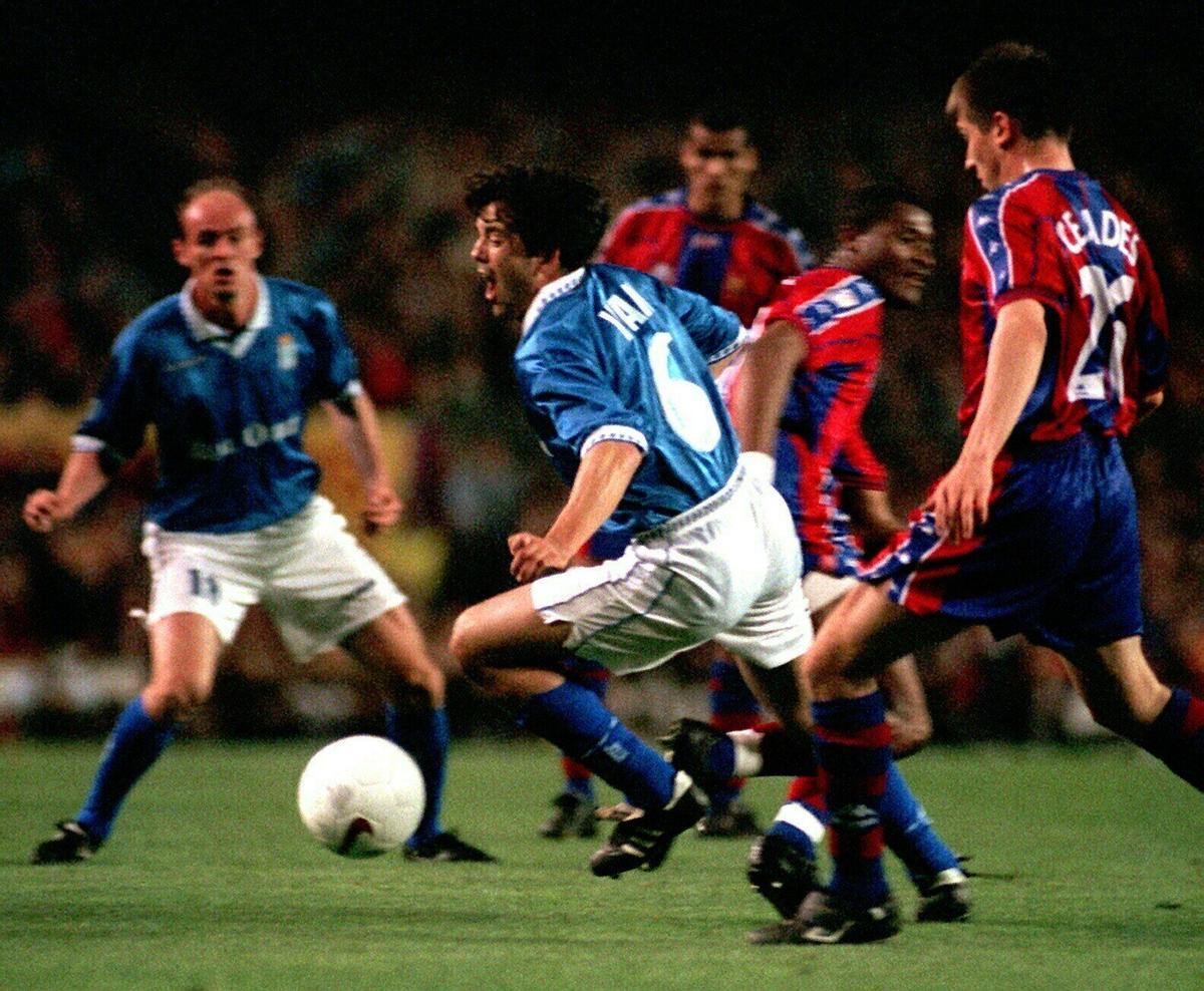 Una acción del partido entre el Barça y el Real Oviedo con Winston Bogarde