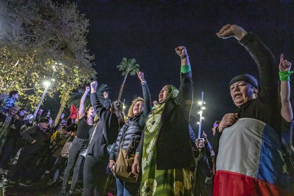 Cientos de mujeres se suman al movimiento feminista 'El violador eres tú' en Palma