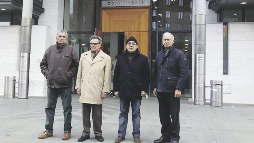 Juan Lores, Manuel Rama, Alberto Paz y Manuel Otero, ayer antes de entrar al juzgado en Oslo. // FdV