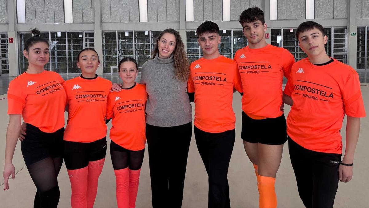 Los integrantes del Rítmica Compostela luciendo las equipaciones de Kappa con Ana María Pelaz.