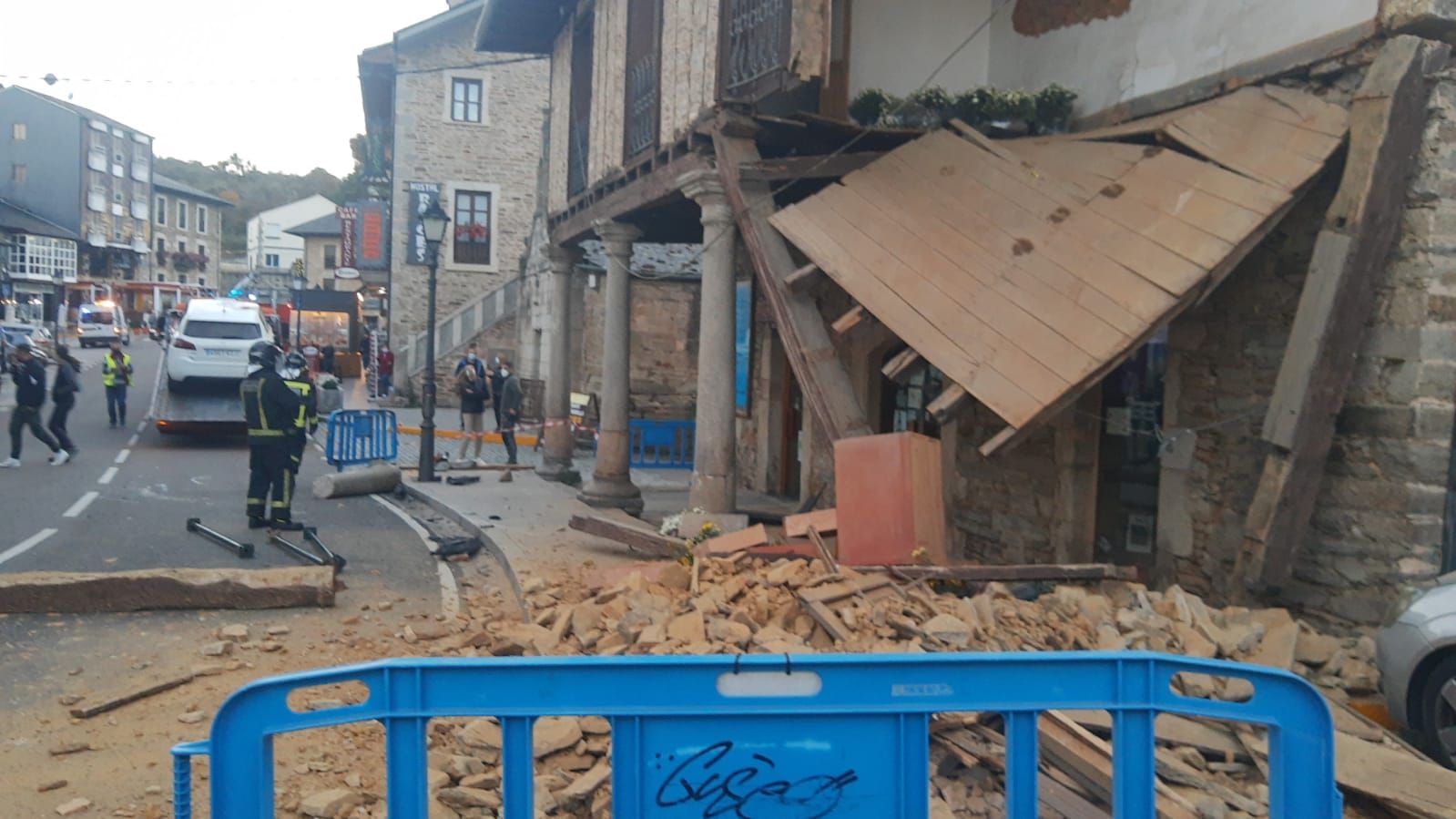 GALERÍA | Las imágenes del accidente contra una casa en Puebla de Sanabria