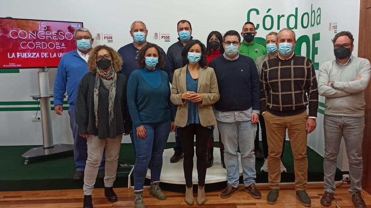 Rafi Crespín, junto a los trabajadores de la sede del PSOE en Córdoba.