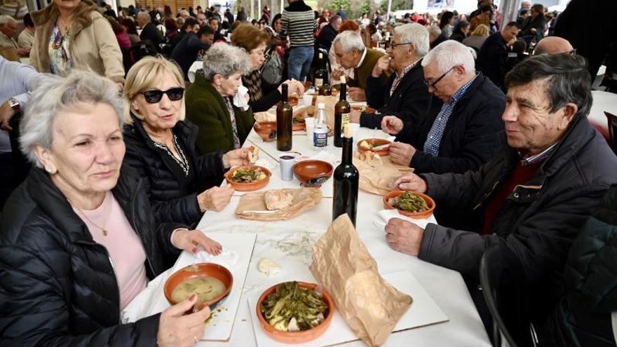 Un grupo de comensales degusta el caldo y las cazuelas de carne, los platos de la fiesta.   | // RAFA VÁZQUEZ