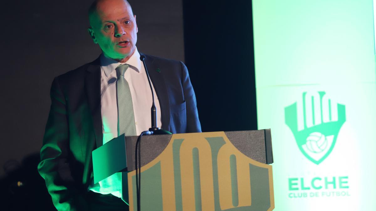 Joaquín Buitrago, durante su intervención en la Gala del Centenario del Elche