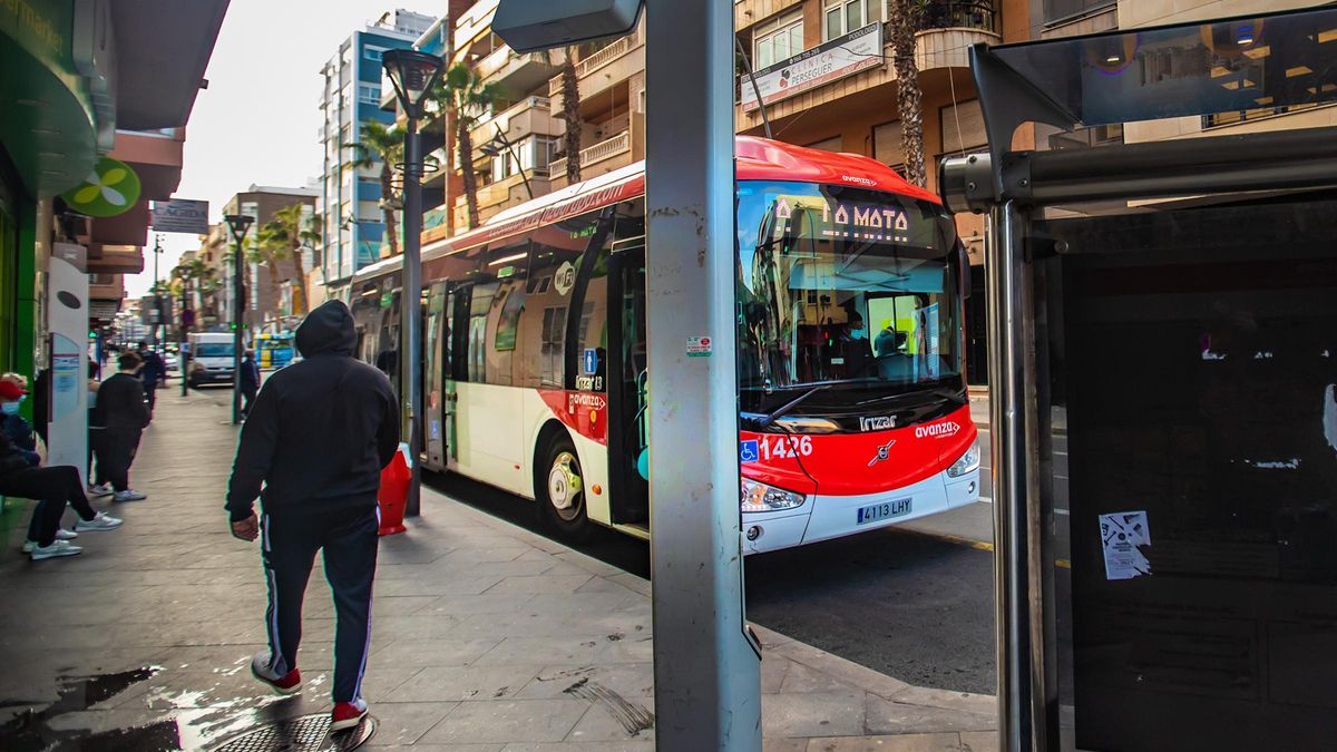 Parada de bus urbano y otros servicios en la calle Ramón Gallud
