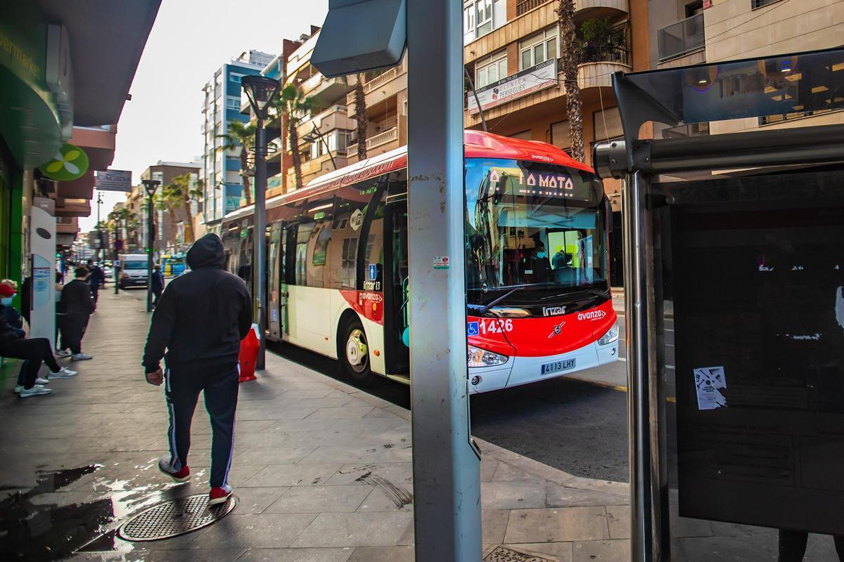 Parada de bus urbano y otros servicios en la calle Ramón Gallud