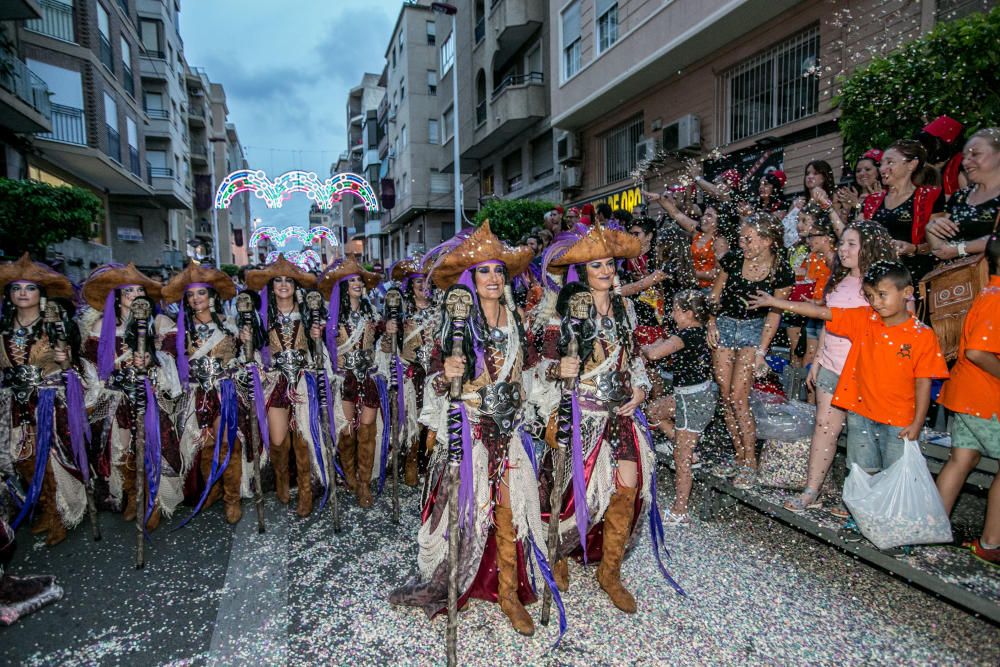 El espectáculo recrea la conquista de la isla de Tortuga con un boato de casi 400 personas, animadas danzas y guiños a la historia